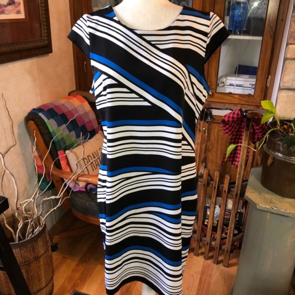 ILE NEW YORK SIZE 12 WHITE BLUE AND BLACK CAP SLEEVE DRESS